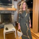 Sarah Mintz Instagram - Siempre quedan los buenos recuerdos…….. y los mejores atuendos y los amigos y las risas y mucho más ….. 🎥 #secretosdevillanas 👛 @sanprietobags