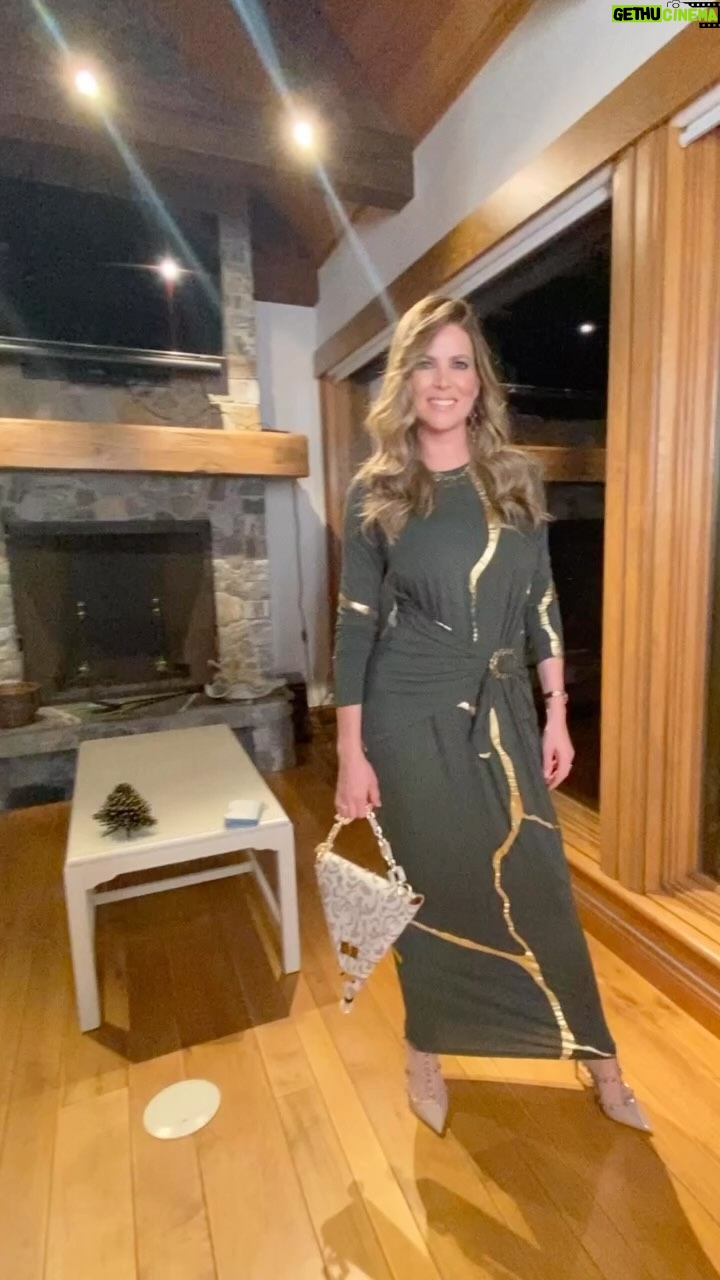 Sarah Mintz Instagram - Siempre quedan los buenos recuerdos…….. y los mejores atuendos y los amigos y las risas y mucho más ….. 🎥 #secretosdevillanas 👛 @sanprietobags