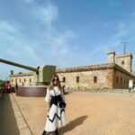 Sarah Mintz Instagram - El cuerpo viaja pero el alma también y aquí seguro tenia que pasar en esta vida….. 😊 #barcelona