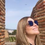 Sarah Mintz Instagram - El cuerpo viaja pero el alma también y aquí seguro tenia que pasar en esta vida….. 😊 #barcelona