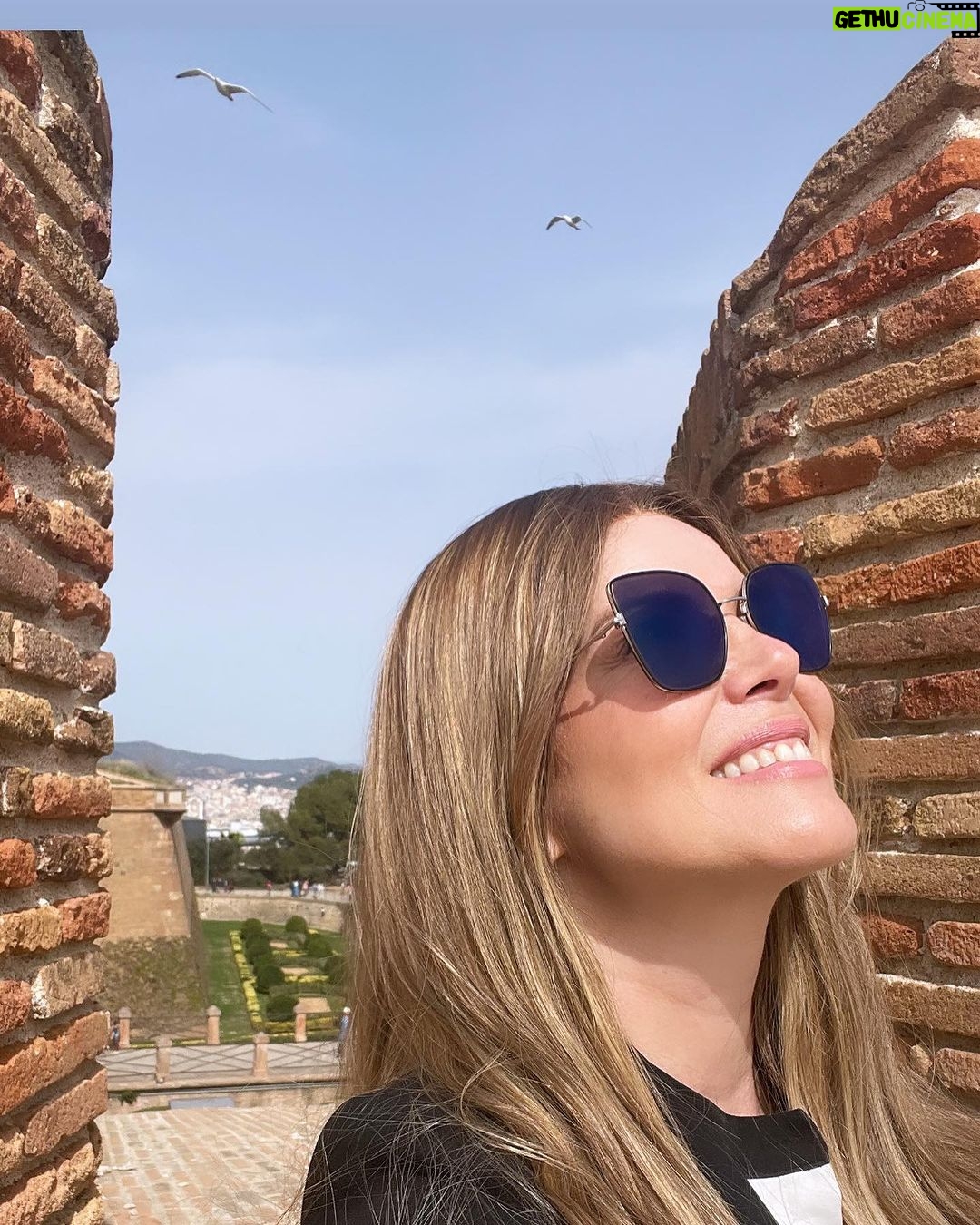 Sarah Mintz Instagram - El cuerpo viaja pero el alma también y aquí seguro tenia que pasar en esta vida….. 😊 #barcelona