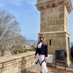 Sarah Mintz Instagram - El cuerpo viaja pero el alma también y aquí seguro tenia que pasar en esta vida….. 😊 #barcelona