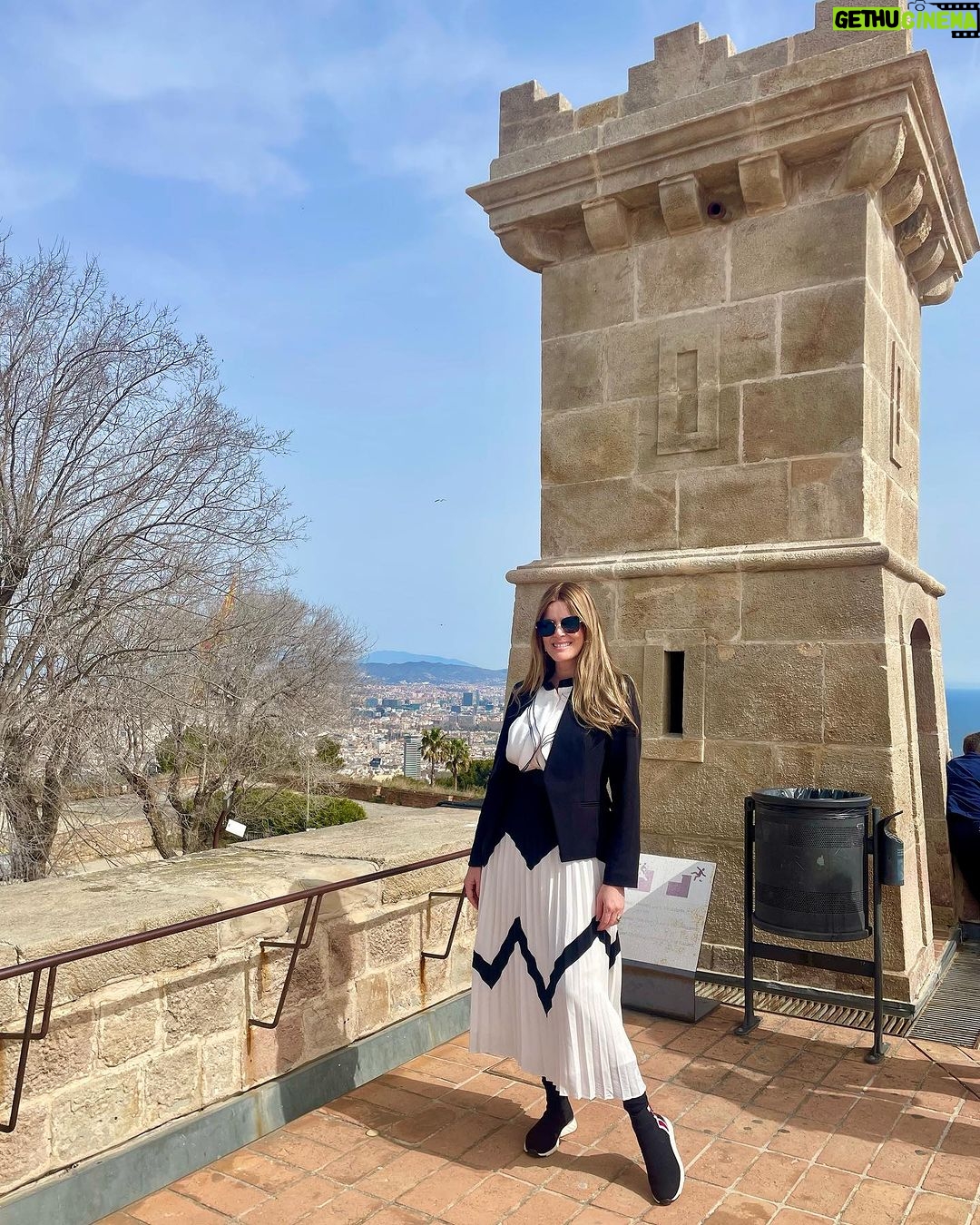Sarah Mintz Instagram - El cuerpo viaja pero el alma también y aquí seguro tenia que pasar en esta vida….. 😊 #barcelona