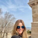 Sarah Mintz Instagram - El cuerpo viaja pero el alma también y aquí seguro tenia que pasar en esta vida….. 😊 #barcelona