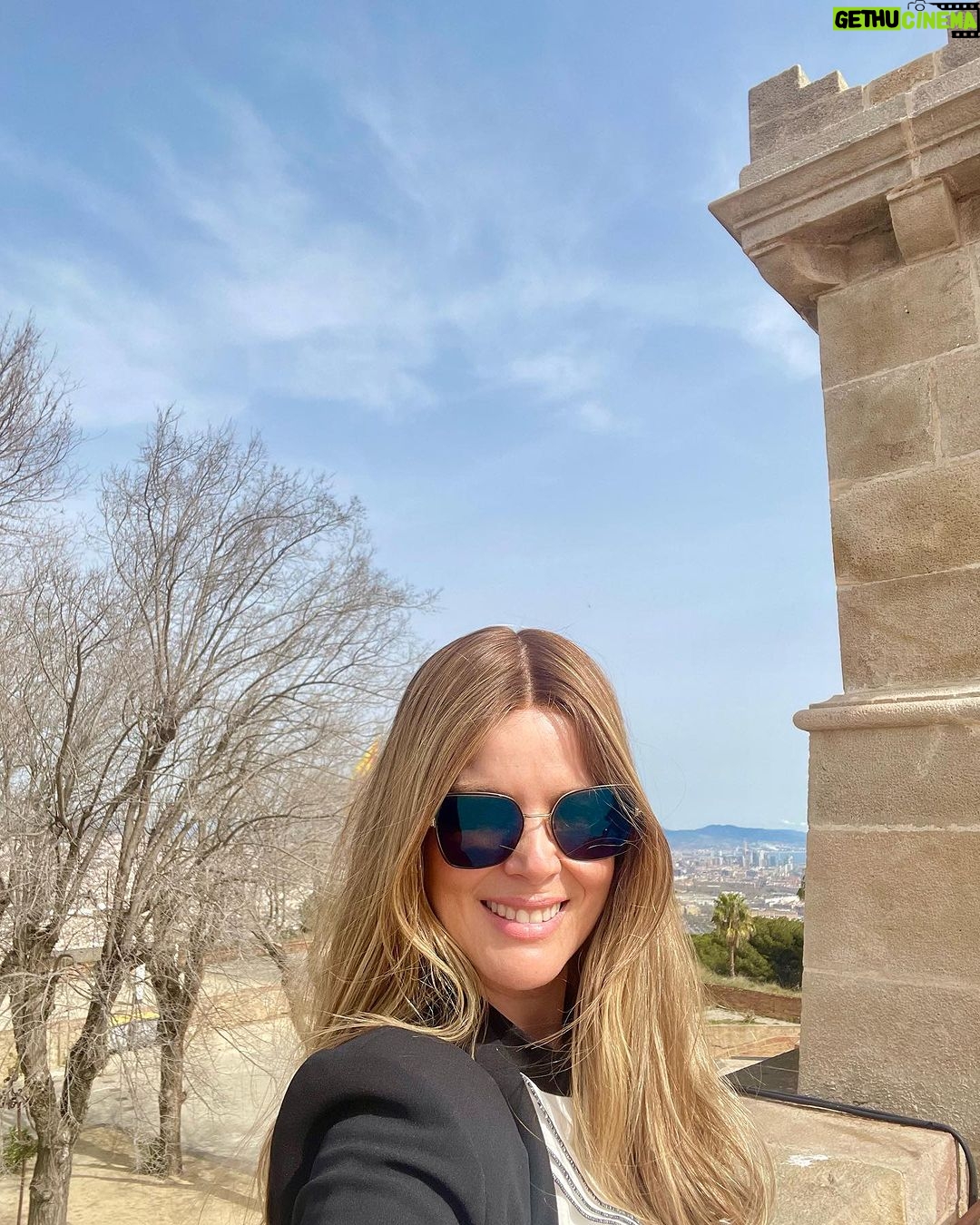 Sarah Mintz Instagram - El cuerpo viaja pero el alma también y aquí seguro tenia que pasar en esta vida….. 😊 #barcelona