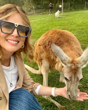 Sarah Mintz Instagram - 🦘 ….🎥