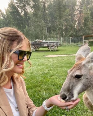 Sarah Mintz Instagram - 🦘 ….🎥
