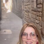 Sarah Mintz Instagram - Conocías de este lugar??? 🥰 La Sinagoga Mayor de Barcelona es una de las más antiguas de Europa y la última que se ha descubierto. Situada en un entorno privilegiado, el Call de Barcelona, el antiguo barrio judío de la ciudad, que todavía conserva su arquitectura medieval. #barcelona #sinagoga