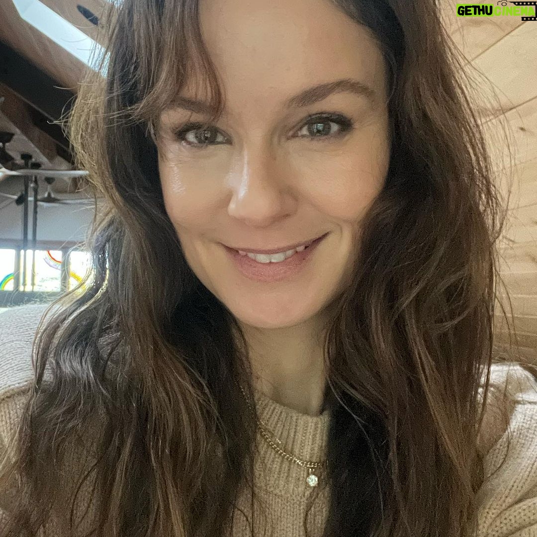 Sarah Wayne Callies Instagram - yes good lighting & tinted sunscreen ✨ also no filter & 💋 💋 💋 to my skincare partners @neovasmartskincare & @opatraskincare ✨