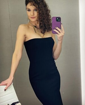 Sarah Wayne Callies Instagram - the ‘80s can keep calling 📞 never giving this look back 💋 #thecompanyyoukeep tonight 💋