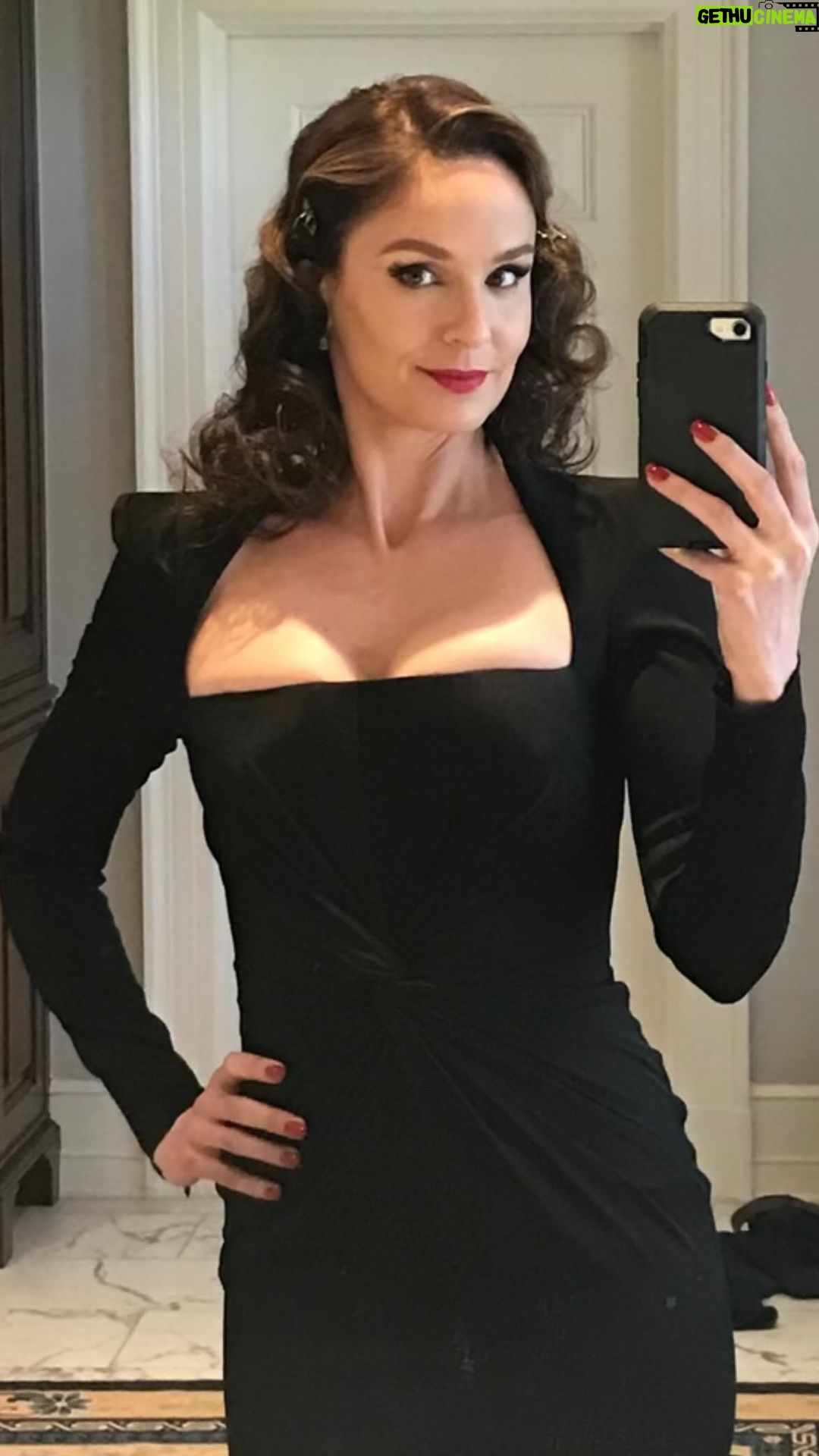 Sarah Wayne Callies - 38K Likes - ⭐️ T O N I G H T ⭐️
twitter party live for the east coast premier
meet the fam ❤️ join the con 🕶 fall in love 💋
#TheCompanyYouKeep #birdlikeswigs
(my twitter = @SarahWCallies)
🐦 10 pm ABC (CTV 🇨🇦)