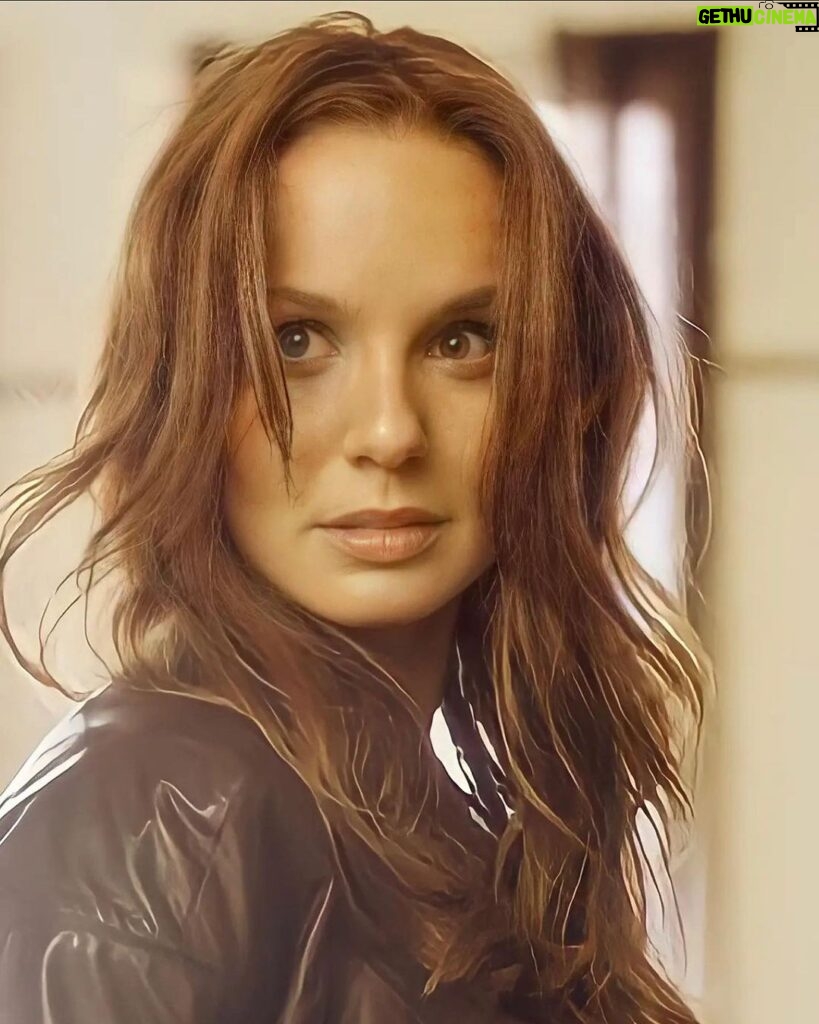 Sarah Wayne Callies Instagram - from a shoot maybe a year before #prisonbreak began? i was just out of grad school, so new to every aspect of the business of art & acting on camera. sooooo much learning ahead. . rewatching the show for the @prisonbreakpodcast has brought me back to this person, the distance traveled - and such gratitude for all y’all who’ve taken the trip with me. . excited to share the stories with y’all. first 2 eps dropping weds jan 31 🎙