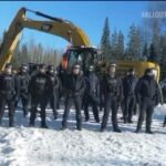 Sarah Wayne Callies Instagram - you could mark today by following @yintah_access to stay up on how to support the wet’suwet’en who are still fighting this battle . video via @logan_staats