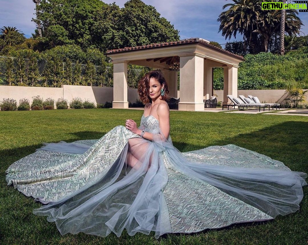 Sarah Wayne Callies - 55.3K Likes - @dimitryl posted this today of our last shoot together for @regardmag 📷 got me thinking about short hair again ✂️
hair & makeup by @missvalnoble