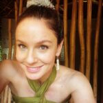 Sarah Wayne Callies Instagram - bringing the joy filled tahiti no makeup fearless i love you we can do this energy into 2024 💥 . p.s. my mom made me these ni’ihau shell earrings 🎁 🎄 💯 🤩 amazing, right?