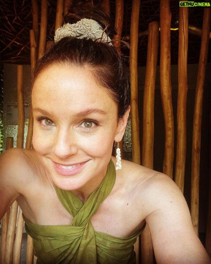 Sarah Wayne Callies Instagram - bringing the joy filled tahiti no makeup fearless i love you we can do this energy into 2024 💥 . p.s. my mom made me these ni’ihau shell earrings 🎁 🎄 💯 🤩 amazing, right?