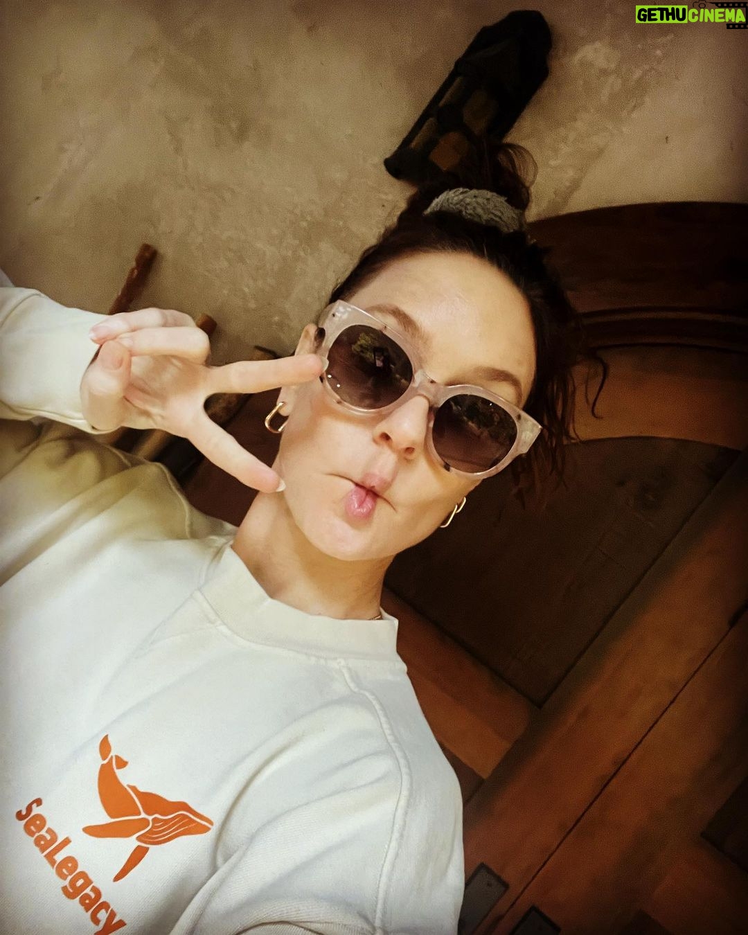 Sarah Wayne Callies Instagram - thanks for the @sealegacy swag, @unlesscollective 🌊 💋 ✌🏽 . #fortheoceans