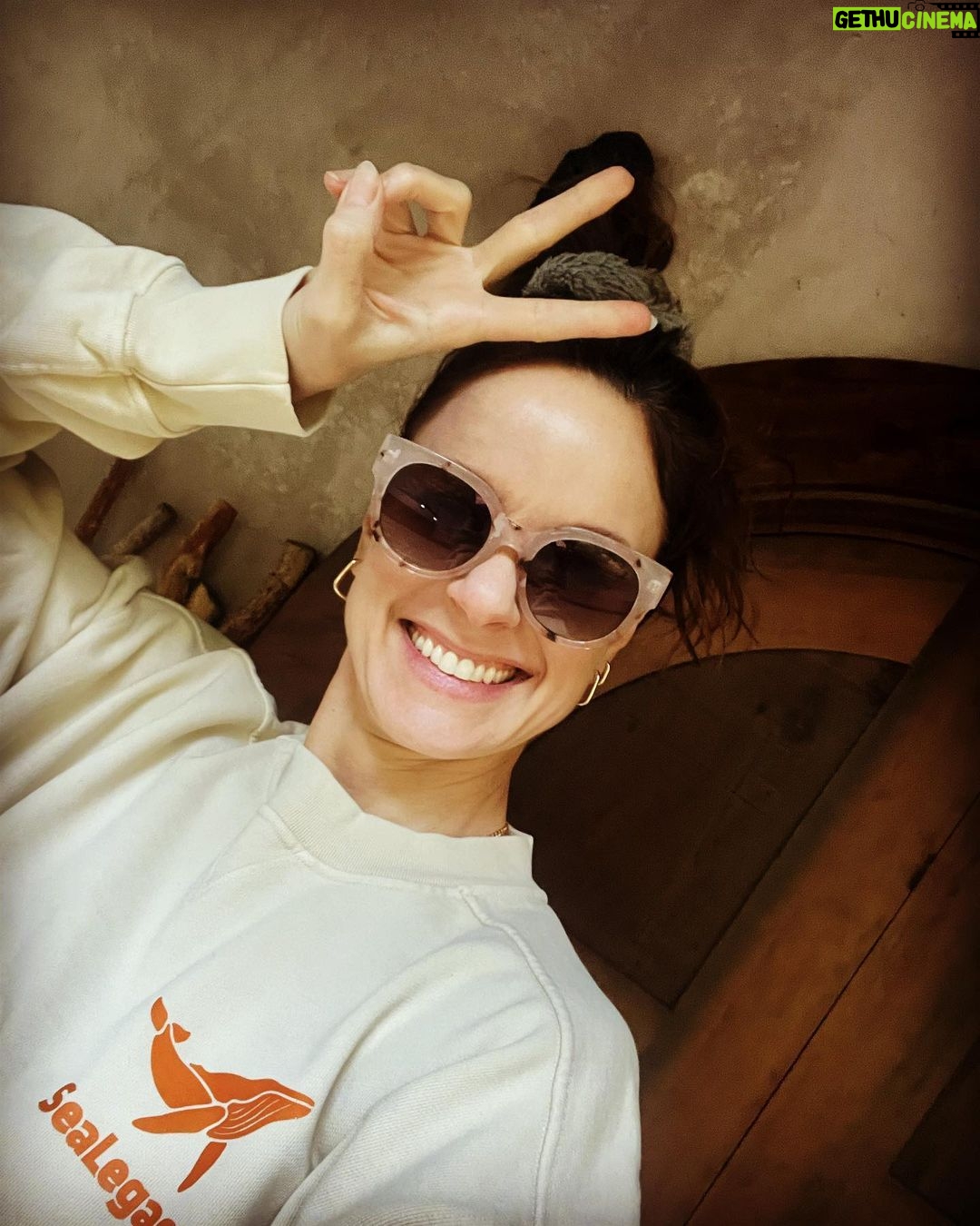 Sarah Wayne Callies Instagram - thanks for the @sealegacy swag, @unlesscollective 🌊 💋 ✌🏽 . #fortheoceans