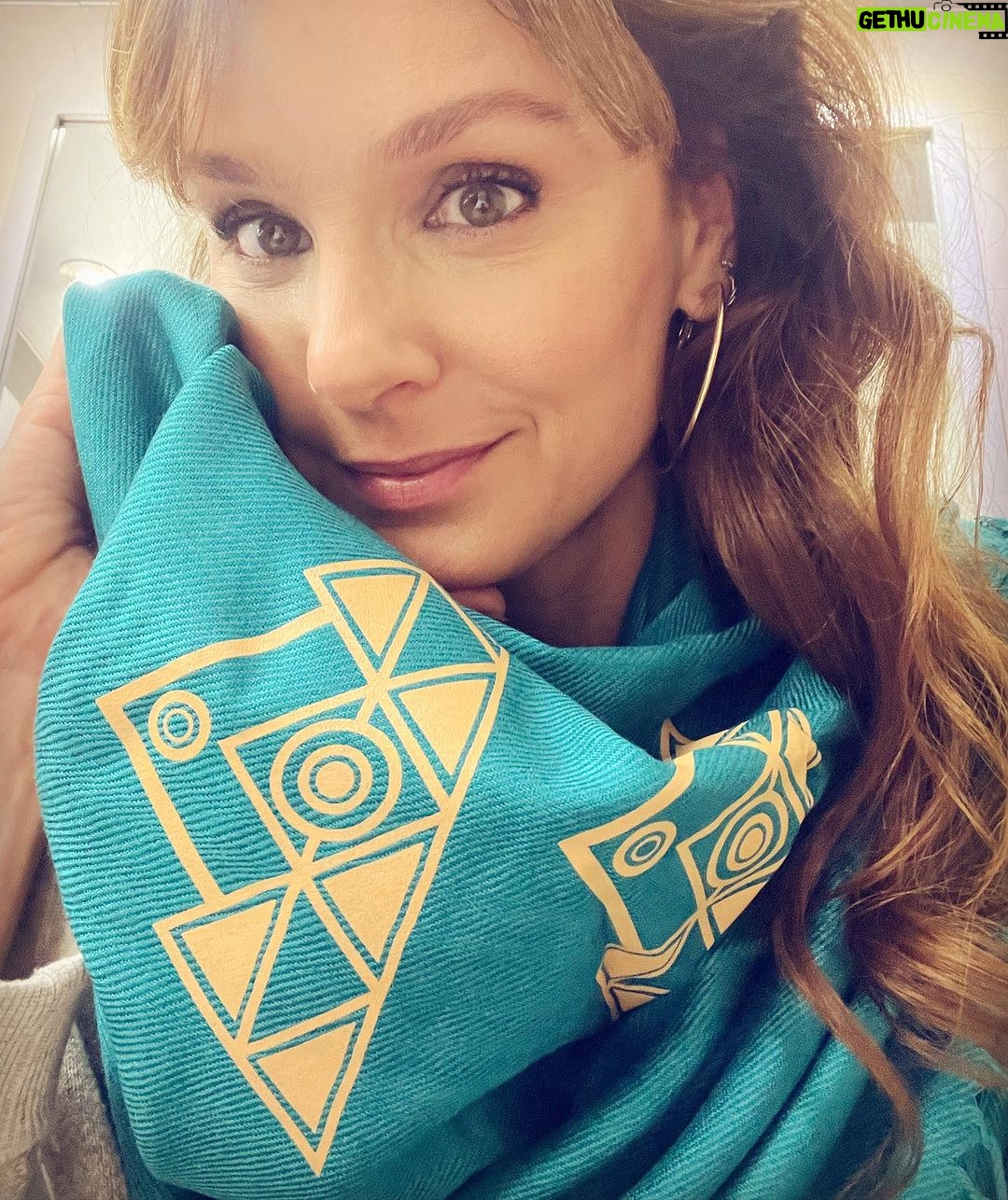 Sarah Wayne Callies Instagram - if you’re looking for someone to follow this #indigenouspeoplesday check out auntie @puacase - the ferocity of her love for the ‘aina & mauna kea knows no bounds. mahalo for the scarf, auntie ❤️ ku kia’i mauna 💪🏽