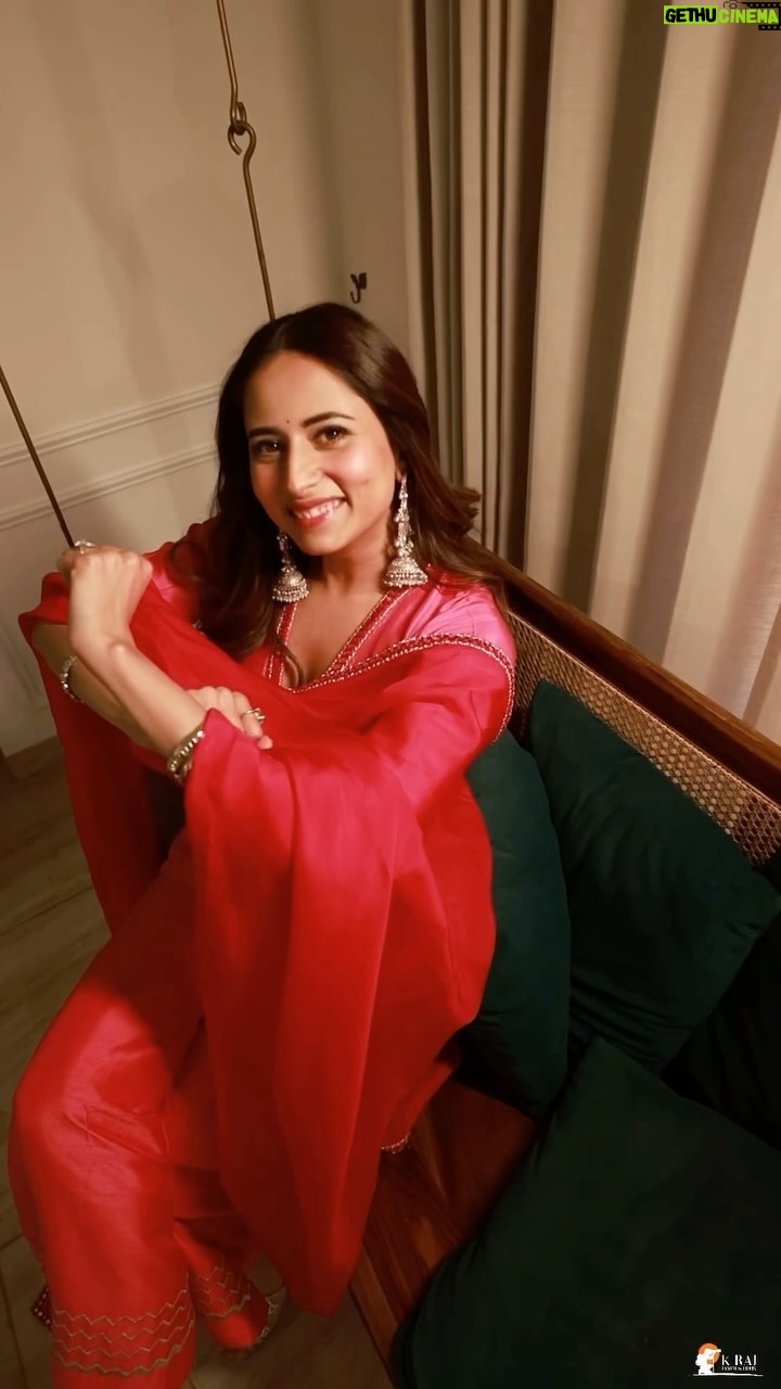 Sargun Mehta Instagram - Nabbe Nabbe dil toddi ❤️🩹❤️🩹 #jattnuuchudailtakri #15thmarch✈️ Wearing @harshitasinghviofficial Earrings @dilkashbyankita Styled by @devs213 @krutikaa_sharma