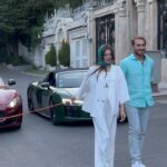 Sasan Keneshlou Instagram - پشت صحنه چه روز سختی بود اون روز برای گرفتن این ویدیو نمیدونید چند نفر بهمون گیر دادن ده نفر می خواستن ماشین هارو بخوابونن هرکسی رد میشد میگفت پارکینگ😂