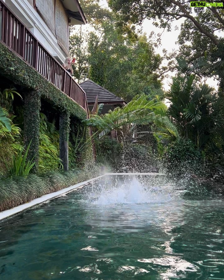 Sascha Burci Instagram - 🇮🇹: PENSO DI AVER AFFITTATO LA VILLA DI TARZAN! 🦧 Non mi era mai capitato di svegliarmi all’alba, in mezzo alla giungla, di mangiare con gli occhi un panorama del genere, di sentire almeno 100 tipi di versi di animali diversi, il cinguettio degli uccellini. Bali è davvero magica e rilassante, il mio corpo nonostante sia qua a registrare contenuti, si sta rigenerando 💆🏻‍♂ Vi condividerò il nome e tutti i dettagli nel video di youtube che USCIRÀ PRESTO! 👉🏻 Secondo te quanto costa una dormire notte qua? 🇬🇧: I THINK I RENTED TARZAN'S VILLA! 🦧 It had never happened to me to wake up at dawn, in the middle of the jungle, to see such a view, to hear at least 100 different kinds of animal sounds, the chirping of birds. Bali is truly magical and relaxing place, my body despite being here recording content is regenerating 💆🏻‍♂ I'll share the name and all the details of villas that i rented here in the youtube video COMING OUT SOON! 👉🏻 How much do you think a night's sleep here costs? Bali, Indonesia