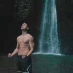 Sascha Burci Instagram - 🇮🇹: La pace nel forte rumore della cascata. L’adrenalina stando immobili in mezzo alla natura. Il benessere, il focus, il godersi un momento indimenticabile, il tempo che si ferma e ti ritrovi bambino difronte a qualcosa di unico. Grazie Sascha per poter continuare a vivere esperienze del genere ed arricchirti sempre di più con quel qualcosa che non è materiale ma che rimarrà sempre tuo, dentro di te. 🇬🇧: Peace in the loud noise of the waterfall. The adrenalin rush from standing still in the midst of nature. The well-being, the focus, the enjoyment of an unforgettable moment, the time that stops and you find yourself a child in front of something unique. Thank you Sascha for being able to continue to have such experiences and to enrich yourself more and more with that something that is not material but will always remain yours, inside you. Bali, Indonesia