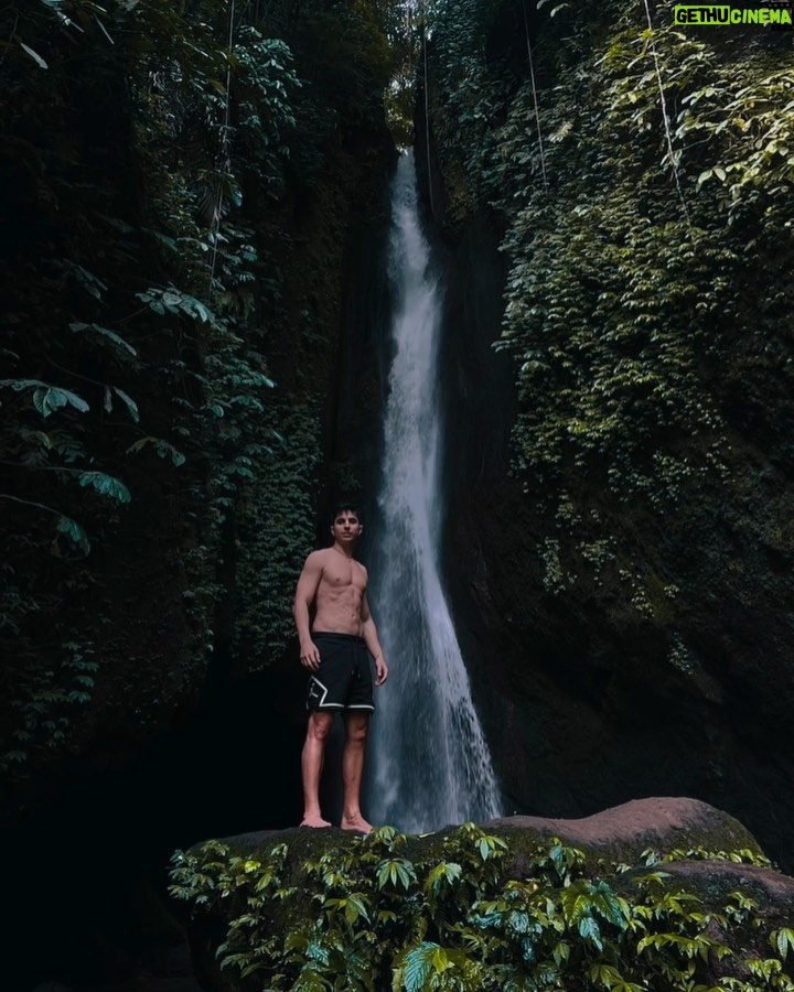 Sascha Burci Instagram - 🇮🇹: La pace nel forte rumore della cascata. L’adrenalina stando immobili in mezzo alla natura. Il benessere, il focus, il godersi un momento indimenticabile, il tempo che si ferma e ti ritrovi bambino difronte a qualcosa di unico. Grazie Sascha per poter continuare a vivere esperienze del genere ed arricchirti sempre di più con quel qualcosa che non è materiale ma che rimarrà sempre tuo, dentro di te. 🇬🇧: Peace in the loud noise of the waterfall. The adrenalin rush from standing still in the midst of nature. The well-being, the focus, the enjoyment of an unforgettable moment, the time that stops and you find yourself a child in front of something unique. Thank you Sascha for being able to continue to have such experiences and to enrich yourself more and more with that something that is not material but will always remain yours, inside you. Bali, Indonesia