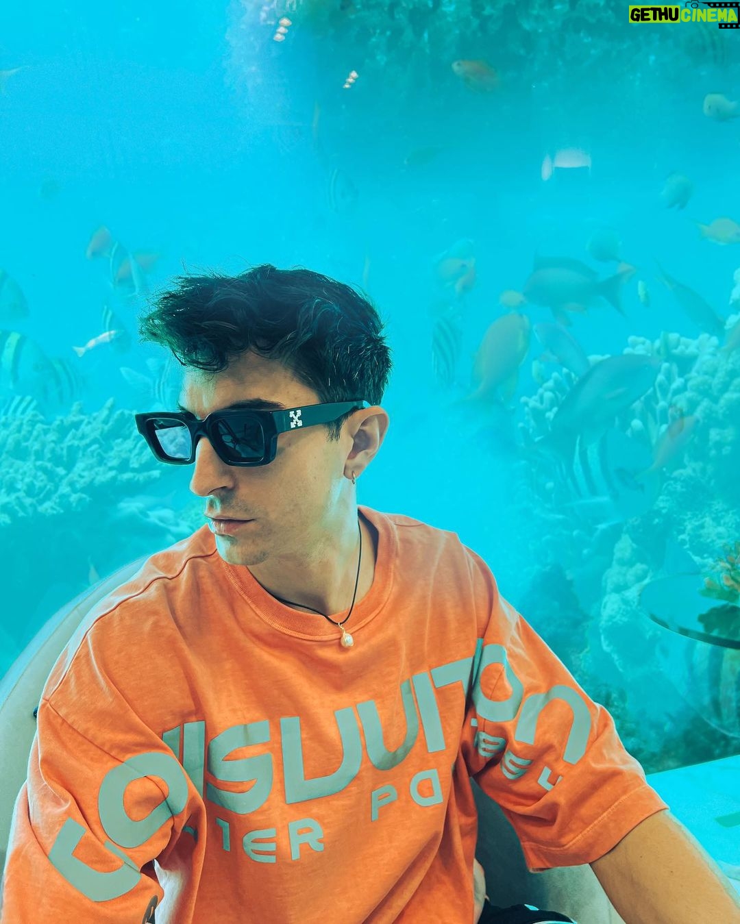 Sascha Burci Instagram - Oggi ho visitato la prima Villa Galleggiante al 🌏 e il palazzo della famiglia Reale! Tutto situato nell’arcipelago “The World Island” difronte a Dubai. Posso direi di essere stato miliardario per un giorno! 🎥 È uscito il video dell’esperienza su YT, link in Bio 🎥 Dubai - دبى