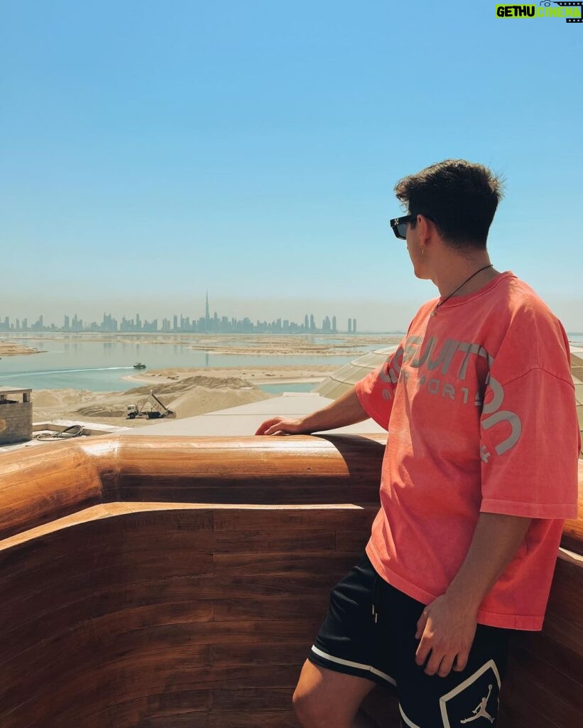 Sascha Burci Instagram - Oggi ho visitato la prima Villa Galleggiante al 🌏 e il palazzo della famiglia Reale! Tutto situato nell’arcipelago “The World Island” difronte a Dubai. Posso direi di essere stato miliardario per un giorno! 🎥 È uscito il video dell’esperienza su YT, link in Bio 🎥 Dubai - دبى