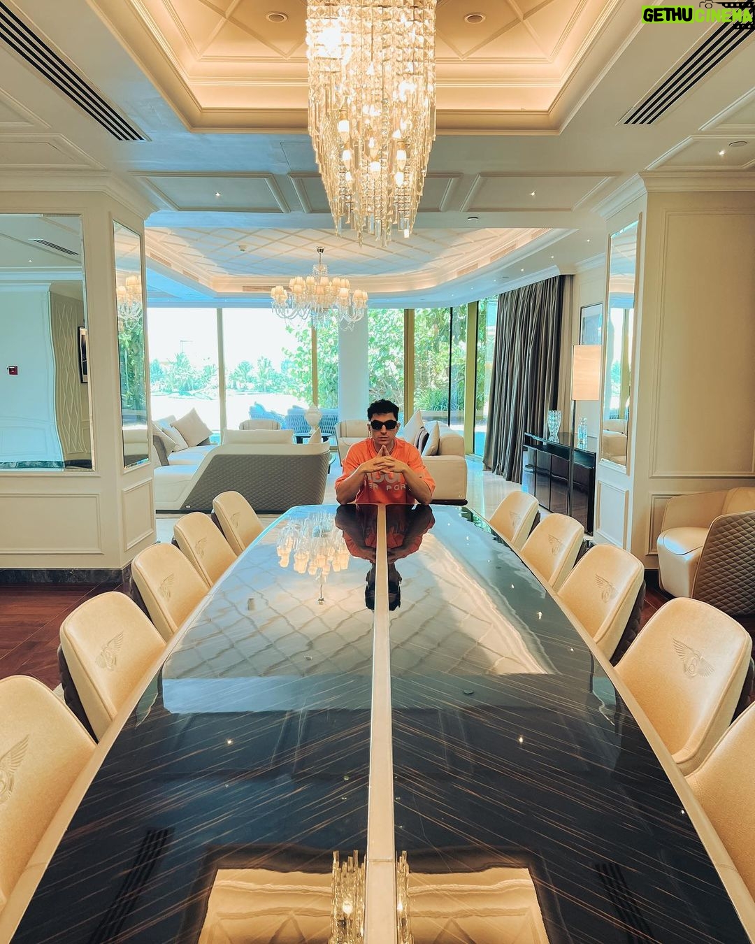 Sascha Burci Instagram - Oggi ho visitato la prima Villa Galleggiante al 🌏 e il palazzo della famiglia Reale! Tutto situato nell’arcipelago “The World Island” difronte a Dubai. Posso direi di essere stato miliardario per un giorno! 🎥 È uscito il video dell’esperienza su YT, link in Bio 🎥 Dubai - دبى