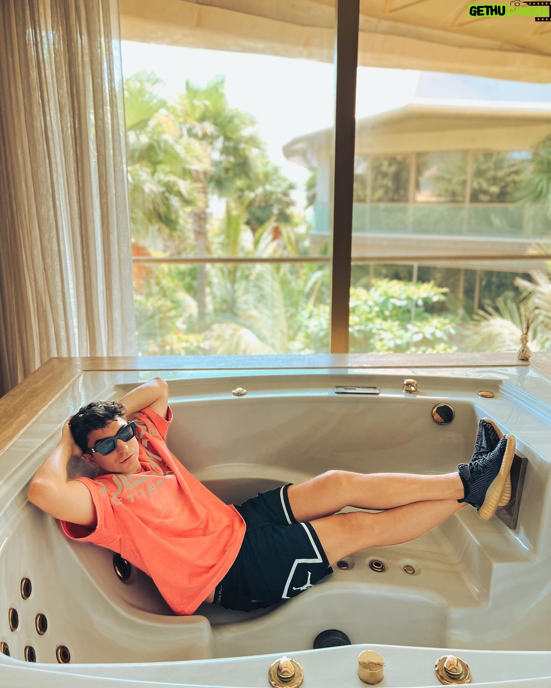 Sascha Burci Instagram - Oggi ho visitato la prima Villa Galleggiante al 🌏 e il palazzo della famiglia Reale! Tutto situato nell’arcipelago “The World Island” difronte a Dubai. Posso direi di essere stato miliardario per un giorno! 🎥 È uscito il video dell’esperienza su YT, link in Bio 🎥 Dubai - دبى