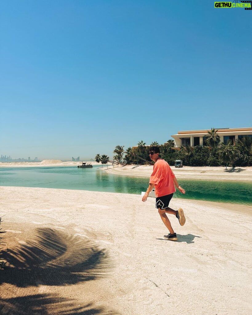Sascha Burci Instagram - Oggi ho visitato la prima Villa Galleggiante al 🌏 e il palazzo della famiglia Reale! Tutto situato nell’arcipelago “The World Island” difronte a Dubai. Posso direi di essere stato miliardario per un giorno! 🎥 È uscito il video dell’esperienza su YT, link in Bio 🎥 Dubai - دبى
