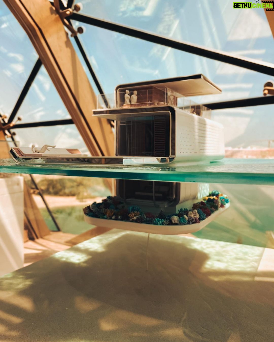 Sascha Burci Instagram - Oggi ho visitato la prima Villa Galleggiante al 🌏 e il palazzo della famiglia Reale! Tutto situato nell’arcipelago “The World Island” difronte a Dubai. Posso direi di essere stato miliardario per un giorno! 🎥 È uscito il video dell’esperienza su YT, link in Bio 🎥 Dubai - دبى
