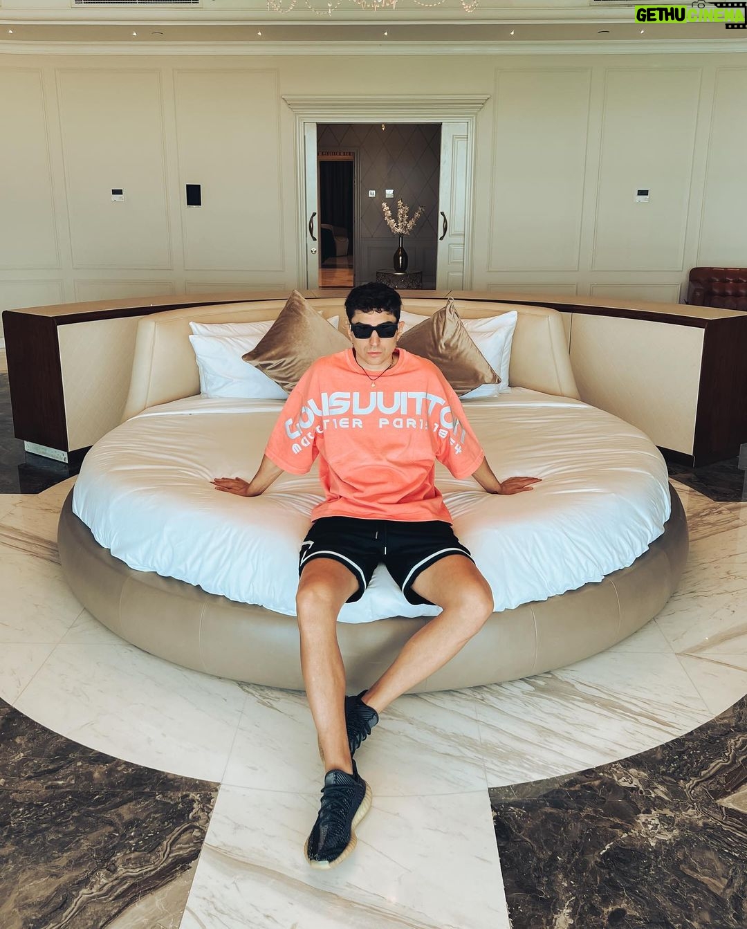Sascha Burci Instagram - Oggi ho visitato la prima Villa Galleggiante al 🌏 e il palazzo della famiglia Reale! Tutto situato nell’arcipelago “The World Island” difronte a Dubai. Posso direi di essere stato miliardario per un giorno! 🎥 È uscito il video dell’esperienza su YT, link in Bio 🎥 Dubai - دبى