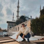 Sascha Burci Instagram - ⬇️LEGGI la mia fantastica avventura ad Istanbul🇹🇷foto per foto: 1. Io che flexo il mio appartamento. 2. Come mamma m’ha fatto.🤤 3. Trappo sulla Moschea Blu. 4. Il Genio delle lampade, esprimo desideri a prezzi scontati.🧞‍♂️ 5. Io con la creatura più bella al mondo. 6. Mia mamma abbraccia i gatti invece che suo figlio.🐈 7. Madame Sascha nel chill più totale. 8. Io che guardo dall’alto il mio futuro!🌆 Istanbul, Turkey