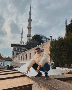 Sascha Burci Instagram - ⬇️LEGGI la mia fantastica avventura ad Istanbul🇹🇷foto per foto:
1. Io che flexo il mio appartamento.
2. Come mamma m’ha fatto.🤤
3. Trappo sulla Moschea Blu.
4. Il Genio delle lampade, esprimo desideri a prezzi scontati.🧞‍♂️
5. Io con la creatura più bella al mondo.
6. Mia mamma abbraccia i gatti invece che suo figlio.🐈 
7. Madame Sascha nel chill più totale.
8. Io che guardo dall’alto il mio futuro!🌆