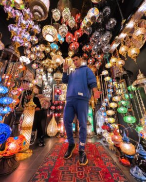 Sascha Burci Instagram - ⬇️LEGGI la mia fantastica avventura ad Istanbul🇹🇷foto per foto:
1. Io che flexo il mio appartamento.
2. Come mamma m’ha fatto.🤤
3. Trappo sulla Moschea Blu.
4. Il Genio delle lampade, esprimo desideri a prezzi scontati.🧞‍♂️
5. Io con la creatura più bella al mondo.
6. Mia mamma abbraccia i gatti invece che suo figlio.🐈 
7. Madame Sascha nel chill più totale.
8. Io che guardo dall’alto il mio futuro!🌆