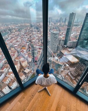 Sascha Burci Instagram - ⬇️LEGGI la mia fantastica avventura ad Istanbul🇹🇷foto per foto:
1. Io che flexo il mio appartamento.
2. Come mamma m’ha fatto.🤤
3. Trappo sulla Moschea Blu.
4. Il Genio delle lampade, esprimo desideri a prezzi scontati.🧞‍♂️
5. Io con la creatura più bella al mondo.
6. Mia mamma abbraccia i gatti invece che suo figlio.🐈 
7. Madame Sascha nel chill più totale.
8. Io che guardo dall’alto il mio futuro!🌆