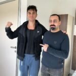 Sascha Burci Instagram - Beh, inizia bene questo 2023! Sono ormai quasi 3 anni dal momento in cui ho iniziato il mio viaggio di miglioramento fisico con palestra e dieta. Dopo tutto questo tempo però ho dovuto fare i conti con i 10 anni dove non ho fatto sport, ne attività fisica… Per colpa di questo lungo menefreghismo non potevo raggiungere il risultato fisico che avevo fisso in mente. Dopo aver consultato Personal Trainer, Nutrizionisti e Medici, la risposta purtroppo è stata sempre la stessa: “l’ultima parte di addome, fianchi e lombari non puoi toglierla. Questo adipe localizzato puoi toglierlo solo con la chirurgia estetica.” (nel mio caso). Psicologicamente non riuscivo ad accettare di non potermi vedere bello come desideravo dopo tutti questi sforzi per raggiungere il mio obiettivo. Dopo varie riflessioni mi sono deciso ed eccomi qua, ancora gonfio post operazione ma felice di poter raggiungere il mio risultato desiderato e di poter dire addio ai brutti pensieri che mi turbavano da tempo. Grazie a @cygnusclinic per avermi aiutato in questo sogno e di avermi assistito in tutto! Ora diventerò il vero Dio Greco che tanto ho desiderato 🤍 #suppliedbycygnusclinic Istanbul, Turkey