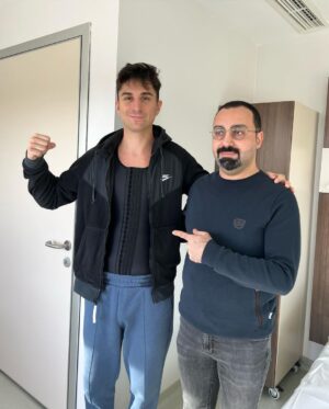 Sascha Burci Instagram - Beh, inizia bene questo 2023! Sono ormai quasi 3 anni dal momento in cui ho iniziato il mio viaggio di miglioramento fisico con palestra e dieta. Dopo tutto questo tempo però ho dovuto fare i conti con i 10 anni dove non ho fatto sport, ne attività fisica…
Per colpa di questo lungo menefreghismo non potevo raggiungere il risultato fisico che avevo fisso in mente. Dopo aver consultato Personal Trainer, Nutrizionisti e Medici, la risposta purtroppo è stata sempre la stessa: “l’ultima parte di addome, fianchi e lombari non puoi toglierla. Questo adipe localizzato puoi toglierlo solo con la chirurgia estetica.” (nel mio caso). Psicologicamente non riuscivo ad accettare di non potermi vedere bello come desideravo dopo tutti questi sforzi per raggiungere il mio obiettivo. Dopo varie riflessioni mi sono deciso ed eccomi qua, ancora gonfio post operazione ma felice di poter raggiungere il mio risultato desiderato e di poter dire addio ai brutti pensieri che mi turbavano da tempo. Grazie a @cygnusclinic per avermi aiutato in questo sogno e di avermi assistito in tutto! Ora diventerò il vero Dio Greco che tanto ho desiderato 🤍 #suppliedbycygnusclinic