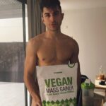 Sascha Burci Instagram - È appena uscita la nuova puntata di A LETTO CON YURI in compagnia di @lookatsascha. È stato un onore e piacere avere intervistato Sascha. Una persona con un cuore d’oro e un cervello enorme. Sono incredulo dal rapporto che abbiamo creato nel tempo, in amicizie come queste si parla di ricchezza vera e propria. Anni fa non mi sarei mai potuto immaginare di intervistare una leggenda come te, un talento come te. E oggi, guardando la puntata, ho sorriso di gusto. Nel mondo ci sono tantissime persone perfette per il nostro miglioramento, basta scovarle. Grazie per il tempo e l’ascolto che mi hai dato dal primo giorno. Grazie anche a nome di tutti per le bellissime parole che hai detto durante questa puntata, sono sicuro che faranno del bene🤍 Milan, Italy
