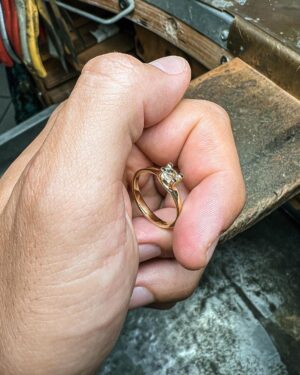 Sascha Burci Instagram - 🇮🇹: Grazie per aver tirato su un ometto così forte! Ti meriti un regalo speciale Mamma. Ecco un anello 100% Oro Italiano, raccolto dal fiume e forgiato in laboratorio da me 💍 “Saró sempre qui” anche se ora abito tanto tanto lontato da te 🤍

🇬🇧: Thank you for raising such a strong man! You deserve a special gift Mum. Here is a 100% Italian Gold ring, collected from the river and forged in the workshop by me 💍 "I will always be here" even if I live far far away from you now 🤍