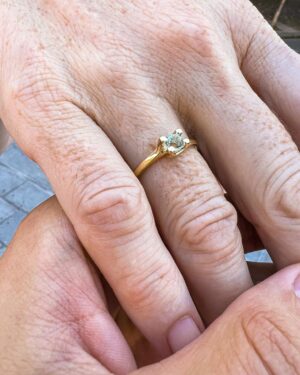 Sascha Burci Instagram - 🇮🇹: Grazie per aver tirato su un ometto così forte! Ti meriti un regalo speciale Mamma. Ecco un anello 100% Oro Italiano, raccolto dal fiume e forgiato in laboratorio da me 💍 “Saró sempre qui” anche se ora abito tanto tanto lontato da te 🤍

🇬🇧: Thank you for raising such a strong man! You deserve a special gift Mum. Here is a 100% Italian Gold ring, collected from the river and forged in the workshop by me 💍 "I will always be here" even if I live far far away from you now 🤍