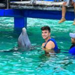 Sascha Burci Instagram – 🇮🇹: Limonate dure fra mammiferi🐬 
Ho baciato qualcuno più intelligente di me, vorrei una seconda uscita, magari mi batte pure a scacchi.

🇬🇧: Passionate kisses between mammals🐬
I kissed someone smarter than me, I’d like a second date, maybe he even beats me at chess. Isla Margarita Venezuela