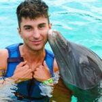 Sascha Burci Instagram – 🇮🇹: Limonate dure fra mammiferi🐬 
Ho baciato qualcuno più intelligente di me, vorrei una seconda uscita, magari mi batte pure a scacchi.

🇬🇧: Passionate kisses between mammals🐬
I kissed someone smarter than me, I’d like a second date, maybe he even beats me at chess. Isla Margarita Venezuela