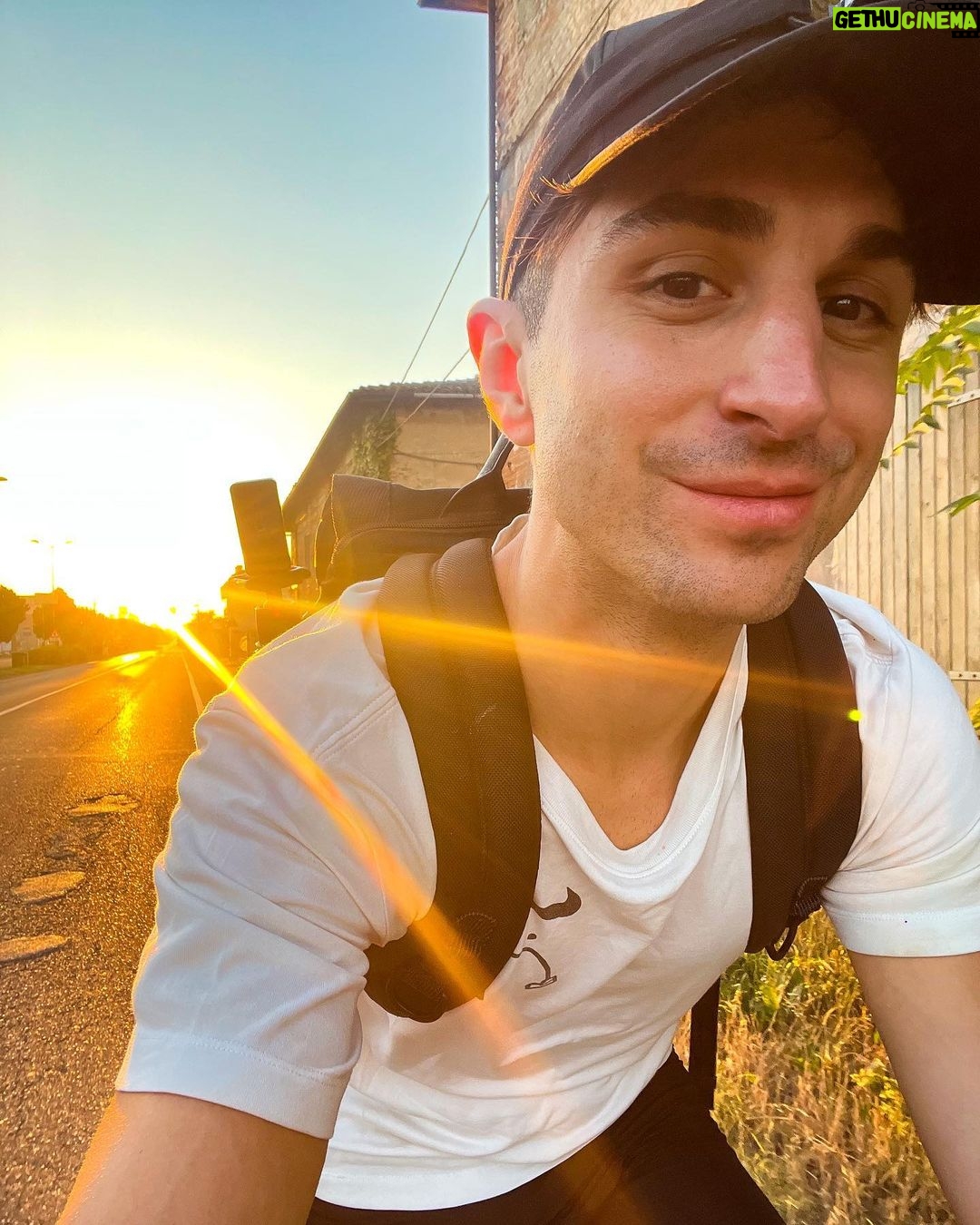 Sascha Burci Instagram - 🇮🇹: Ed eccomi qua arrivato con le mie forze ad un nuovo grande obiettivo. Milano - Firenze in Bici! Sono passati 2 anni dal mio viaggio fino a Genova che mi aveva segnato ed emozionato tanto. Ho deciso di ripartire per questo lungo viaggio durato 5 giorni, in seguito ad un brutto periodo che mi ha perseguitato per mesi. Sono partito per sconfiggere tutti i pensieri negativi che mi stavano avvolgendo e strozzando, volevo riprendere in mano la mia vita. A volte bisogna fare dei passi indietro per farne tanti di più in avanti, quindi ho pedalato fino nella città in cui sono nato. “L’origine di ogni cosa”. Godetevi questo film su Youtube. Chiamarlo video è davvero riduttivo. 🇬🇧: And here I am on my way to a great new goal. Milan - Florence by Bike! Two years have passed since my journey to Genoa, which had marked and excited me so much. I decided to set off on this long journey lasting 5 days, following a bad period that had haunted me for months. I left to defeat all the negative thoughts that were enveloping and choking me, I wanted to take my life back in my hands. Sometimes you have to take steps backwards to take many more steps forwards, so I cycled to the city where I was born. "The origin of everything'. Enjoy this film on Youtube. To call it a video is really reductive. Firenze, Italy