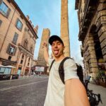 Sascha Burci Instagram - 🇮🇹: Ed eccomi qua arrivato con le mie forze ad un nuovo grande obiettivo. Milano - Firenze in Bici! Sono passati 2 anni dal mio viaggio fino a Genova che mi aveva segnato ed emozionato tanto. Ho deciso di ripartire per questo lungo viaggio durato 5 giorni, in seguito ad un brutto periodo che mi ha perseguitato per mesi. Sono partito per sconfiggere tutti i pensieri negativi che mi stavano avvolgendo e strozzando, volevo riprendere in mano la mia vita. A volte bisogna fare dei passi indietro per farne tanti di più in avanti, quindi ho pedalato fino nella città in cui sono nato. “L’origine di ogni cosa”. Godetevi questo film su Youtube. Chiamarlo video è davvero riduttivo. 🇬🇧: And here I am on my way to a great new goal. Milan - Florence by Bike! Two years have passed since my journey to Genoa, which had marked and excited me so much. I decided to set off on this long journey lasting 5 days, following a bad period that had haunted me for months. I left to defeat all the negative thoughts that were enveloping and choking me, I wanted to take my life back in my hands. Sometimes you have to take steps backwards to take many more steps forwards, so I cycled to the city where I was born. "The origin of everything'. Enjoy this film on Youtube. To call it a video is really reductive. Firenze, Italy
