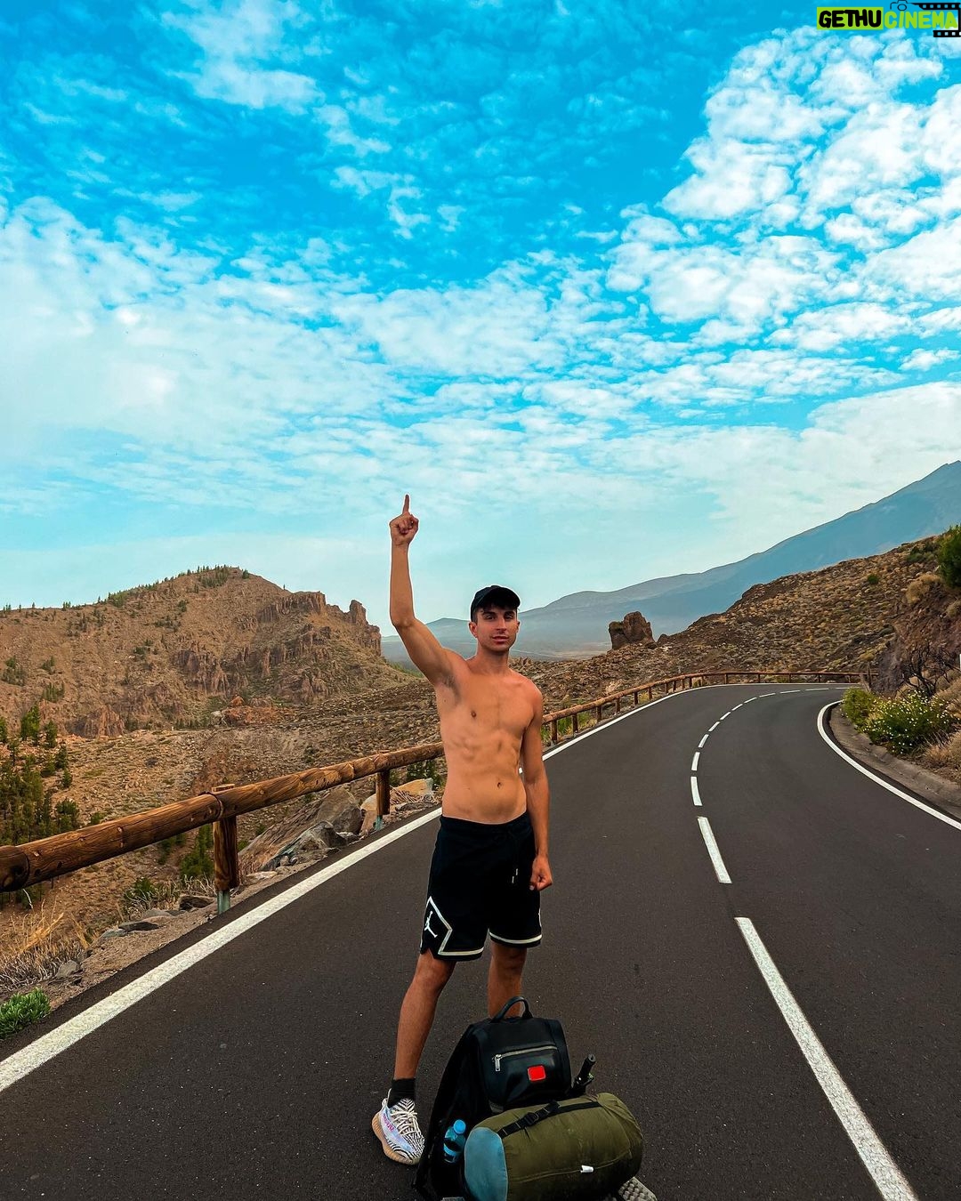 Sascha Burci Instagram - ๐ฎ๐น: Dal mare alla cima del vulcano piรน alto in Europa, il Teide! 52km a piedi, 2 giorni di viaggio, 1 obiettivo. ๐ Il desiderio รจ la chiave della motivazione per riuscire in qualsiasi cosa. ๐ฌ๐ง: From the sea to the summit of Europe's highest volcano, Teide! 52km on foot, 2 days of travel, 1 goal. ๐ Desire is the key to motivation to succeed in anything.