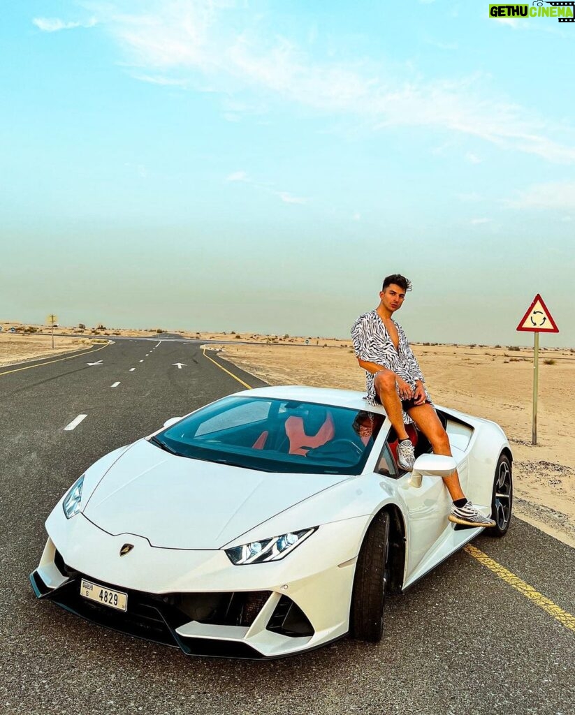 Sascha Burci Instagram - Se non potete volare, correte. Se non potete correre, camminate. Se non potete camminare, strisciate. Ma in ogni caso, continuate a muovervi. Io ora, posso driftare!! 😍 Dubai - دبى